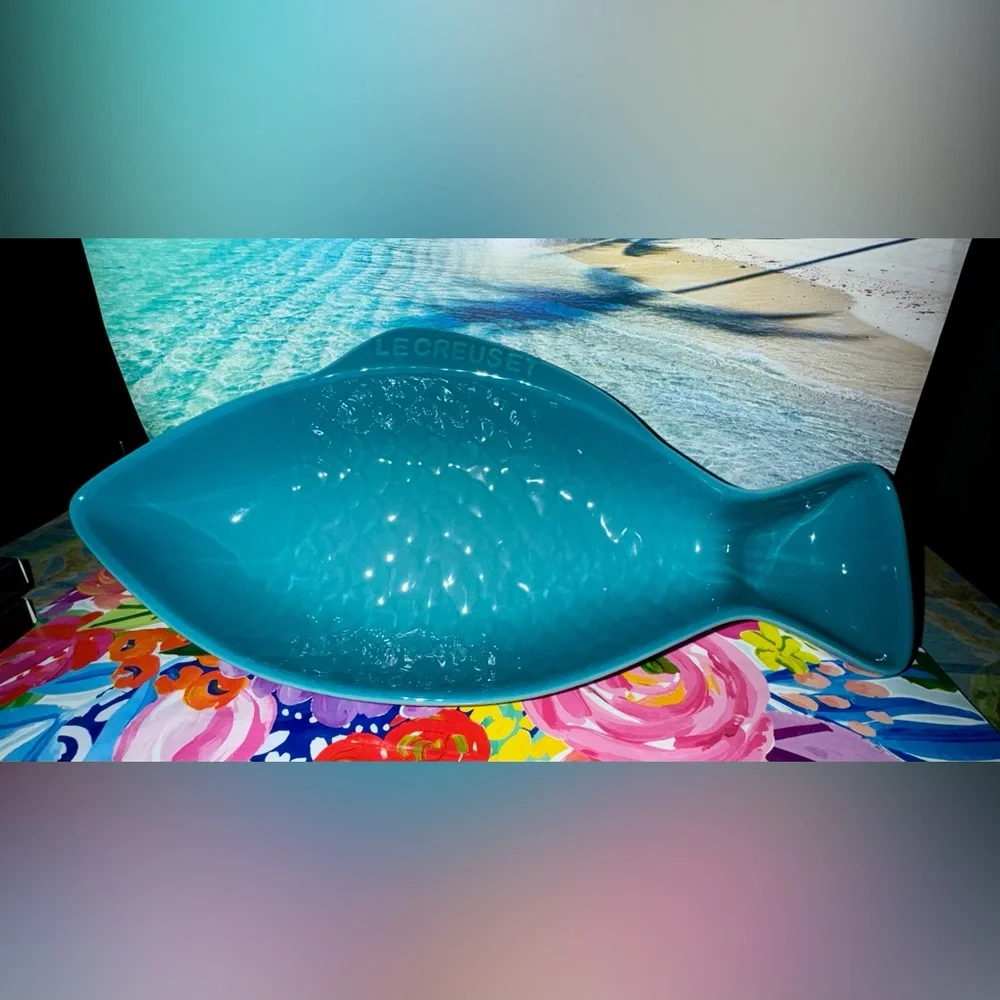 NWT NIB Le Creuset Caribbean Blue Medium Ceramic Stoneware Fish 🐠 Dish 10.5” - Picture 6 of 10